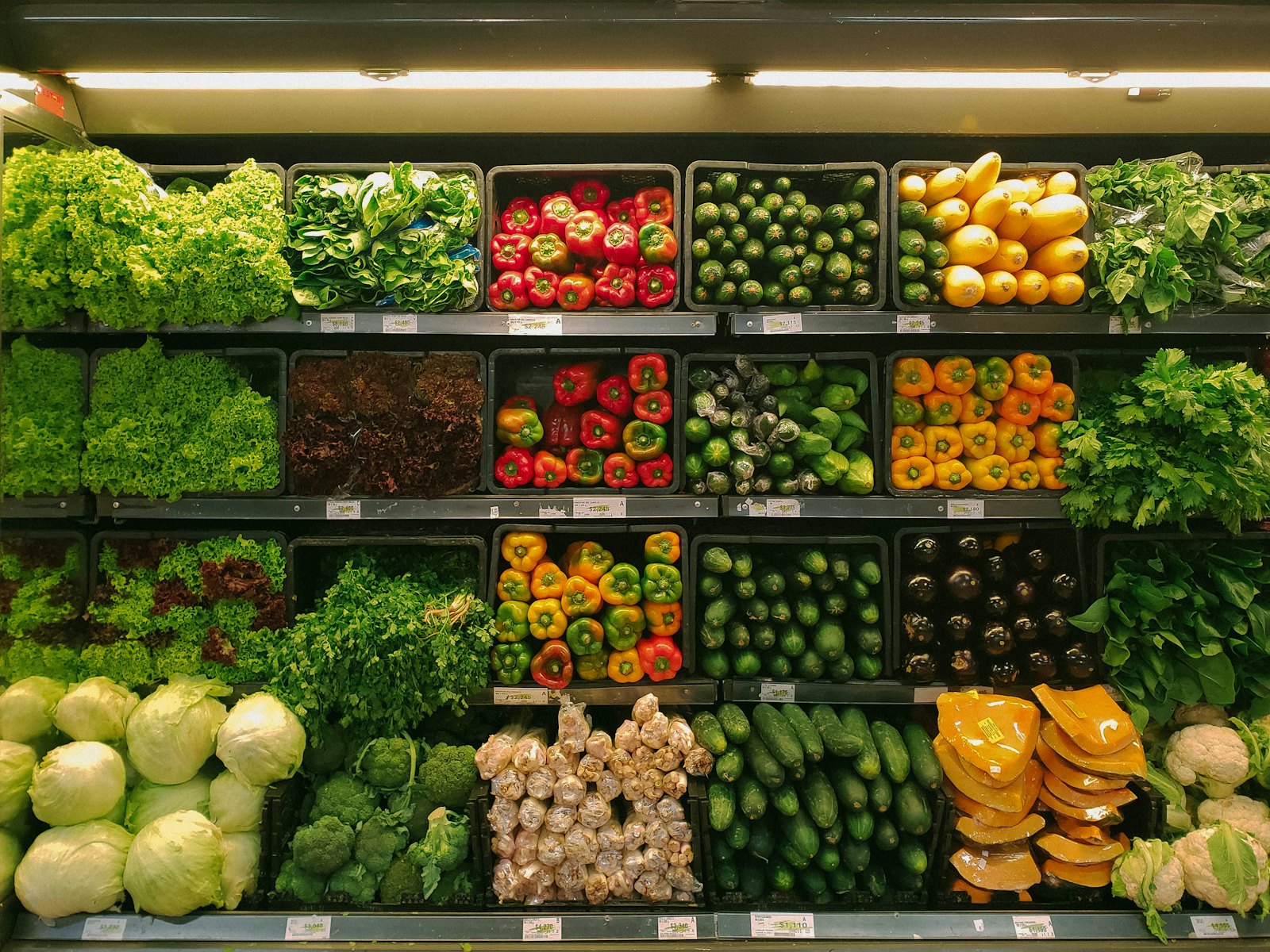 Frisches Obst und Gemüse in der Kaufhalle